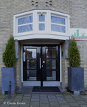 Hoofdingang met coniferen.
<br/>
Corrie Groen- Pickhard, 2015-01-02